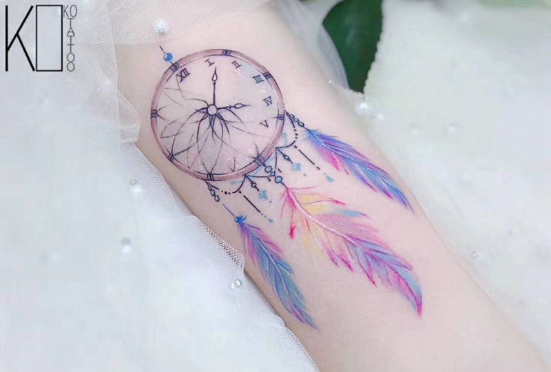 捕梦网纹身图片_手臂水彩捕梦网时钟一人一图纹身图案