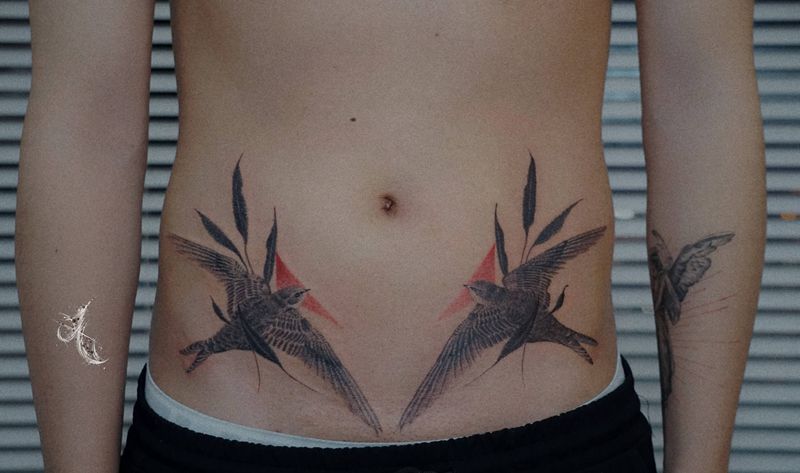燕子纹身图片_腹部点刺燕子，叶子纹身图案