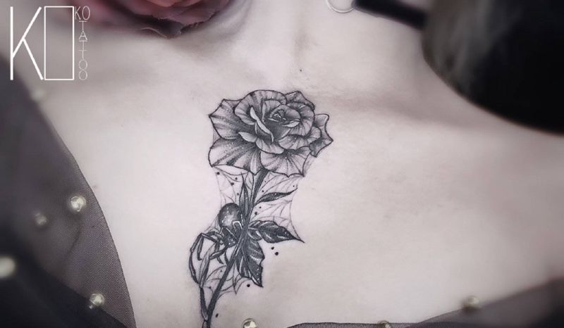 暗黑玫瑰纹身图片_胸部点刺玫瑰蜘蛛暗黑纹身图案