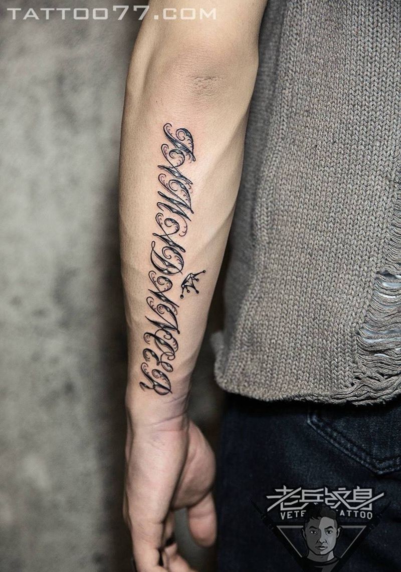 手部花体字母纹身作品纹身图片_成品手部清新字符纹身图案