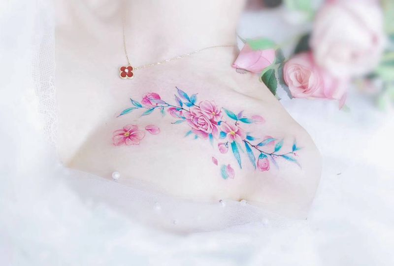 水彩花卉纹身图片_肩部水彩一人一图水彩花卉纹身图案