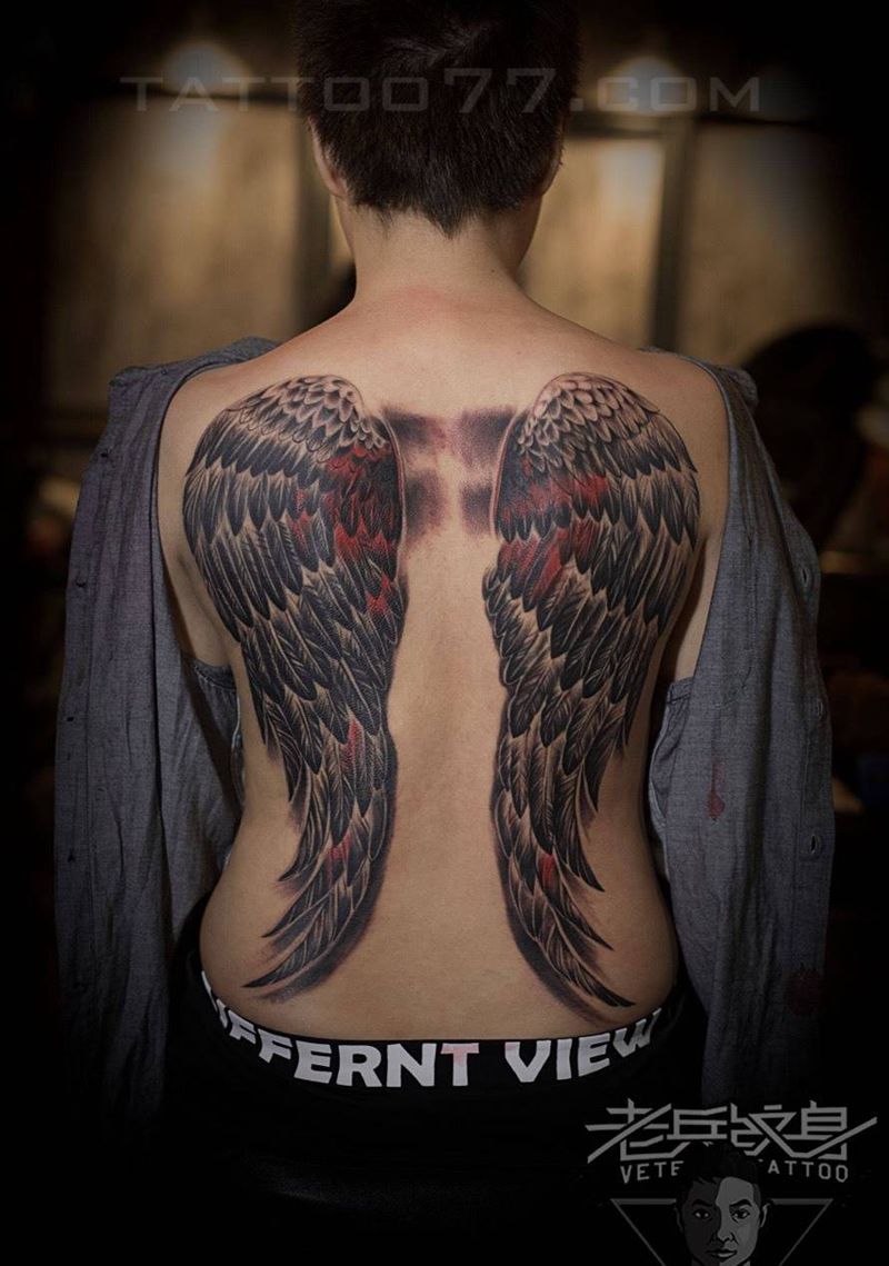 满背翅膀纹身作品纹身图片_成品背部欧美纹身图案
