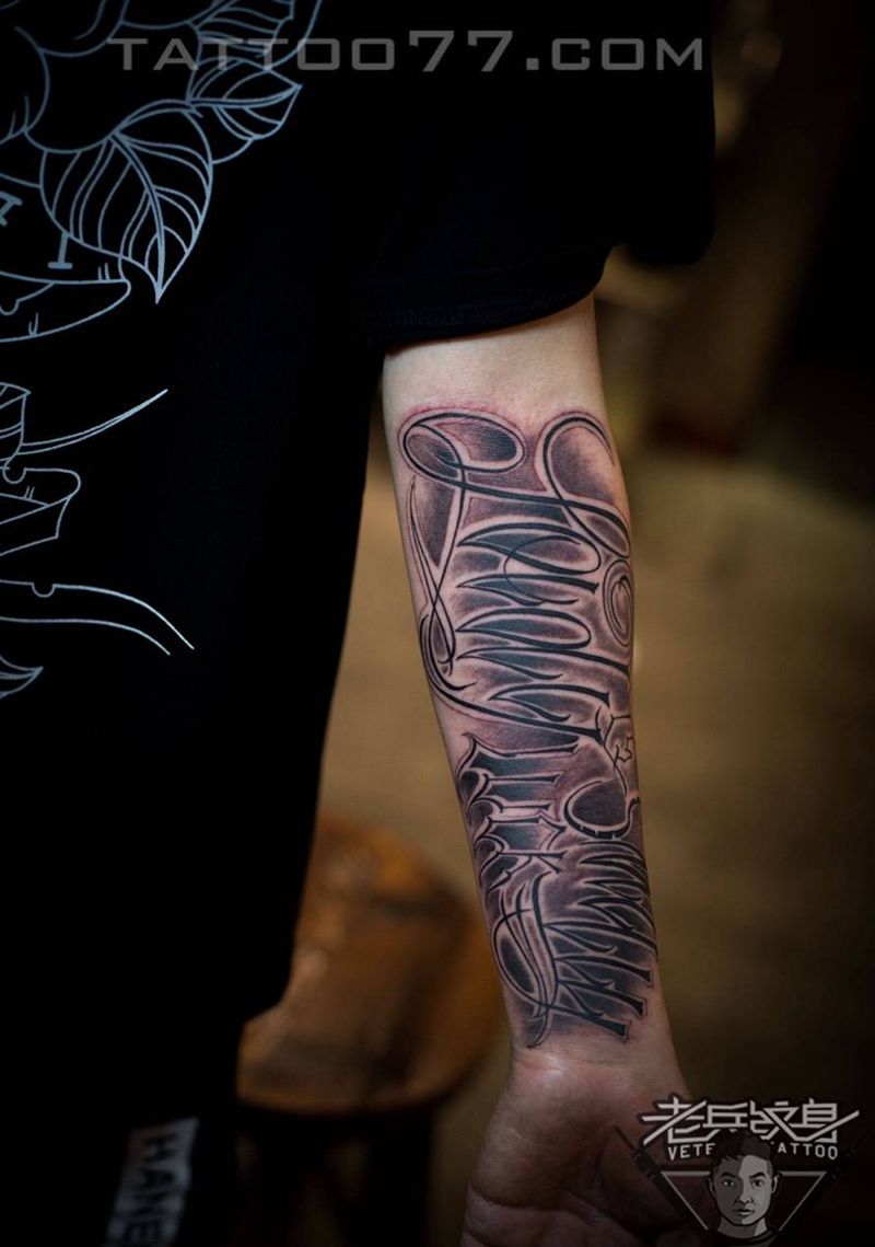 手臂花体字纹身作品纹身图片_成品手部字符纹身图案