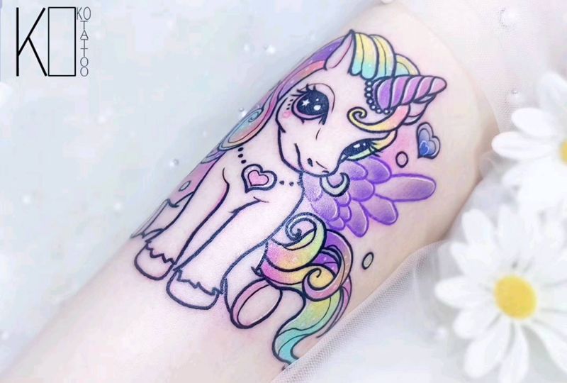 马卡龙独角兽纹身图片_手臂Old School水彩独角兽可爱彩虹纹身图案