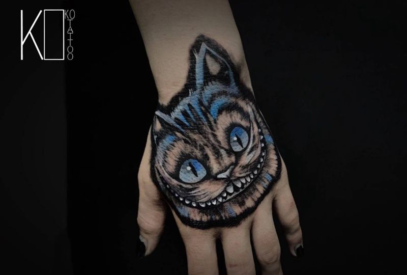 柴郡猫纹身图片_手部点刺暗黑柴郡猫手部纹身图案