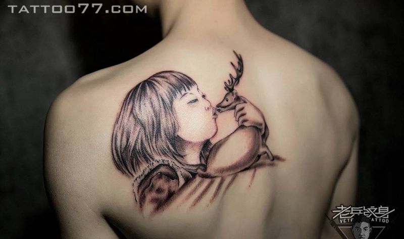 后背小孩鹿纹身作品纹身图片_成品背部肖像人物纹身图案
