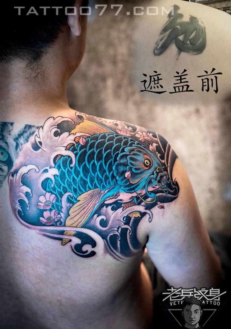 后背鲤鱼纹身作品遮盖旧纹身纹身图片_成品肩部传统动物纹身图案