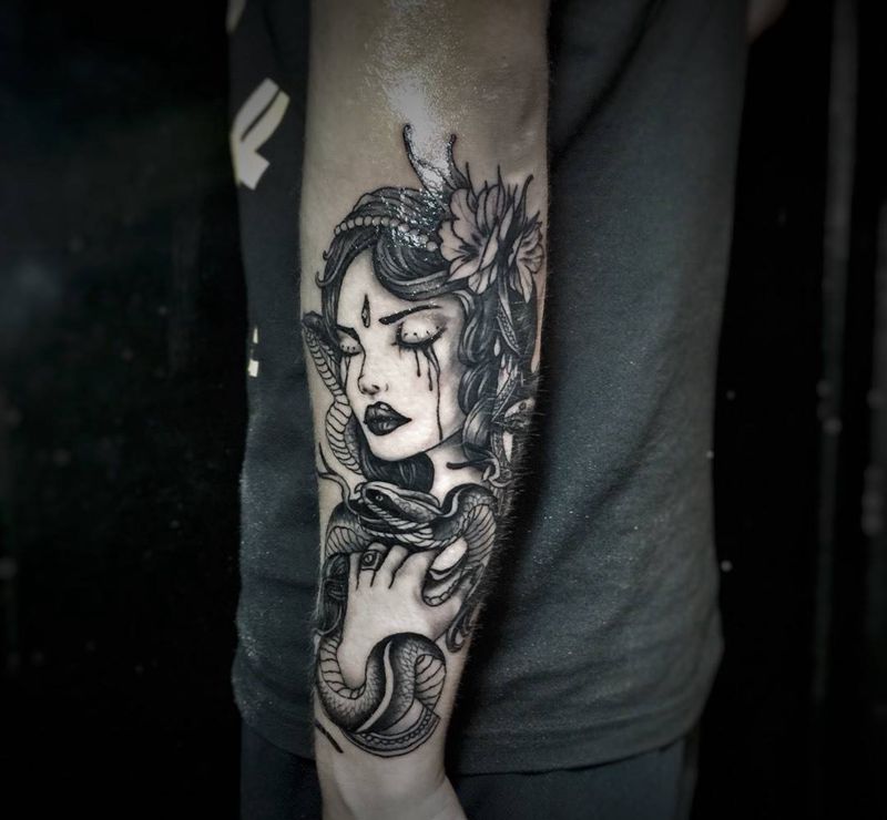 插画风格一枚纹身图片_成品手臂手部欧美人物纹身图案