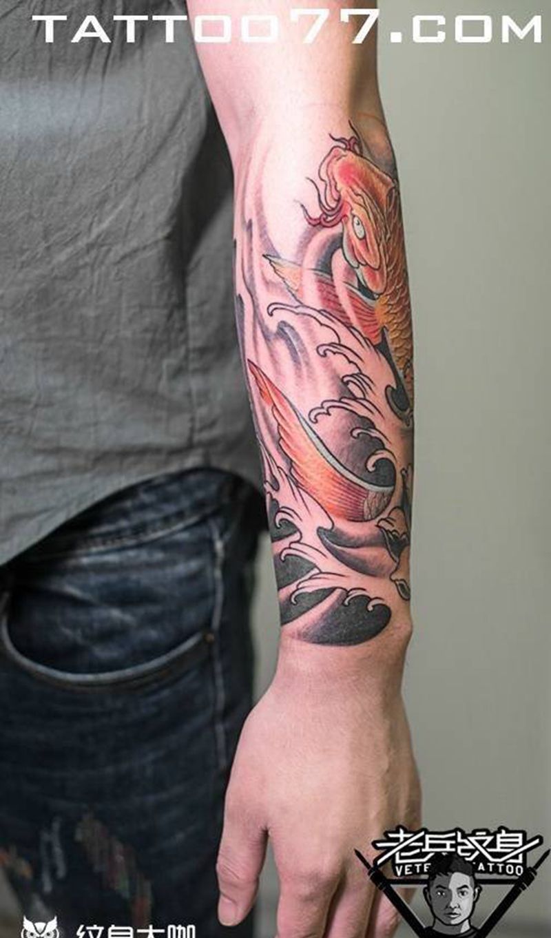 手部鲤鱼莲花纹身作品纹身图片_成品手部传统动物纹身图案