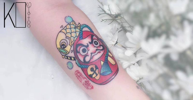 达摩纹身图片_手臂Old SchoolNew School达摩鲤鱼旗一人一图纹身图案