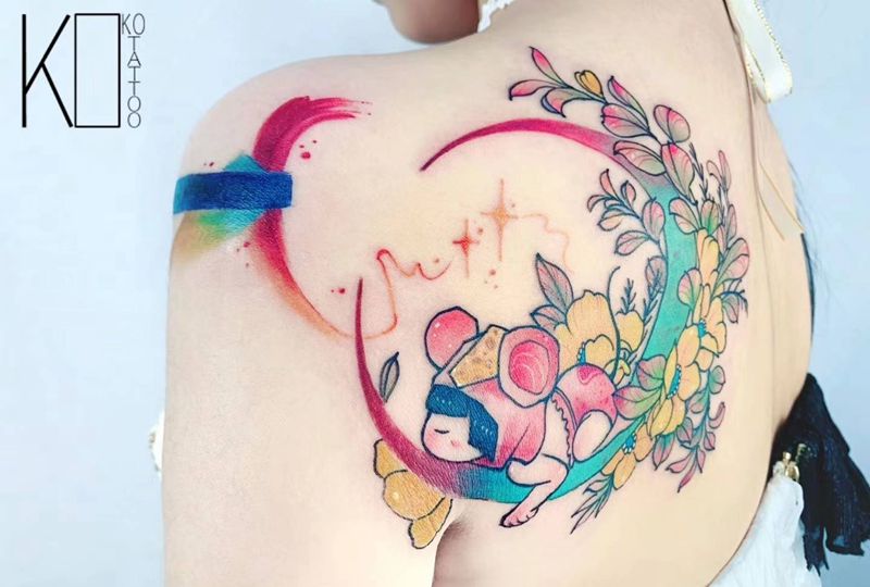 宝宝纹身图片_肩部背部水彩宝宝月亮定制纹身图案