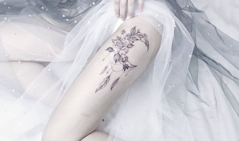 月亮纹身图片_腿部点刺花卉月亮羽毛纹身图案