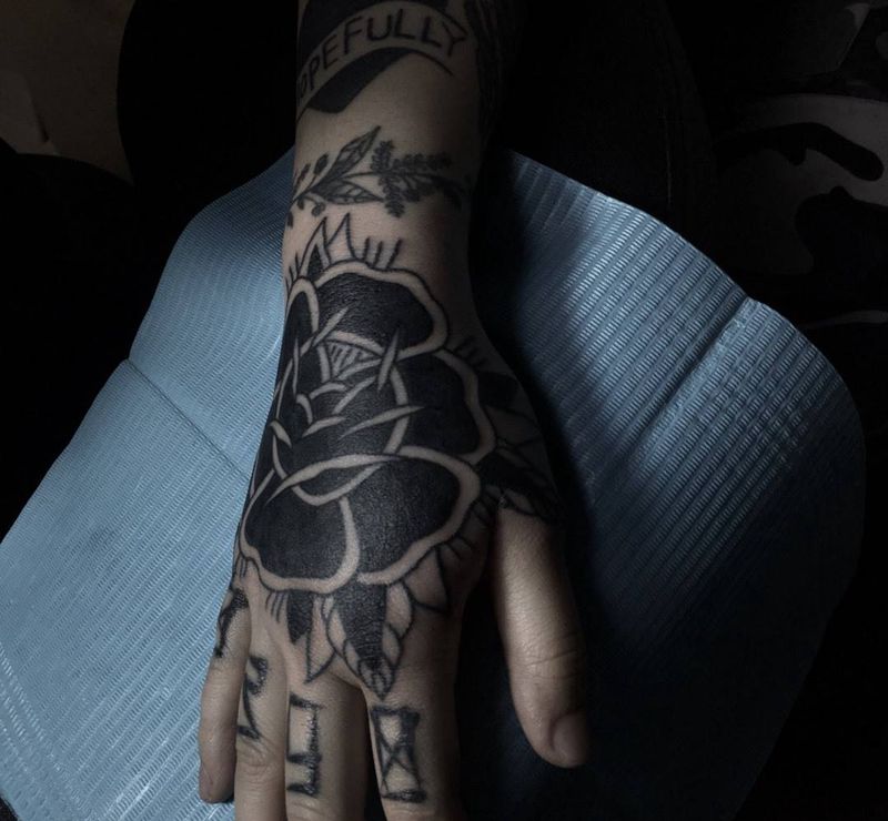 黑花手背纹身图片