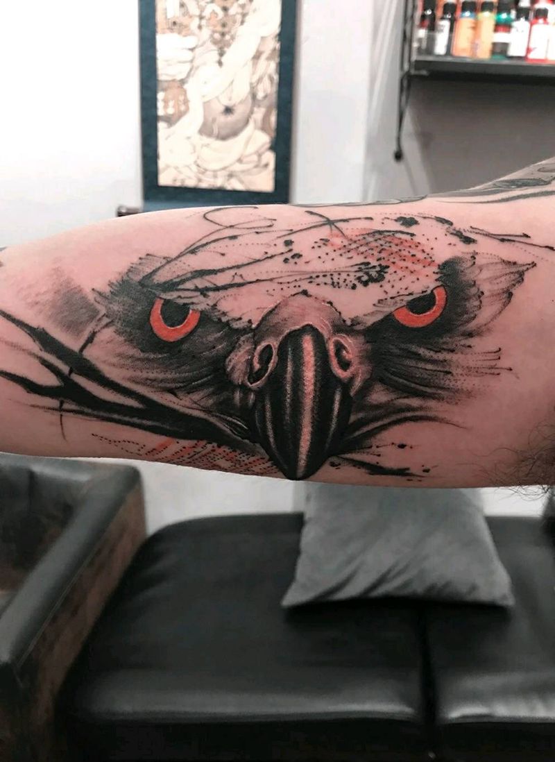 老鹰纹身图片_手臂几何点刺纹身图案