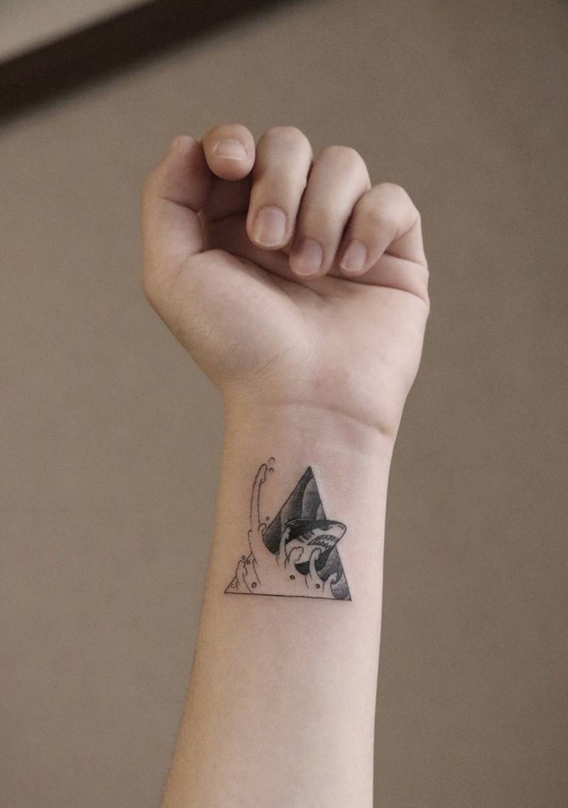 大鲨鱼纹身图片_成品手臂清新几何动物纹身图案