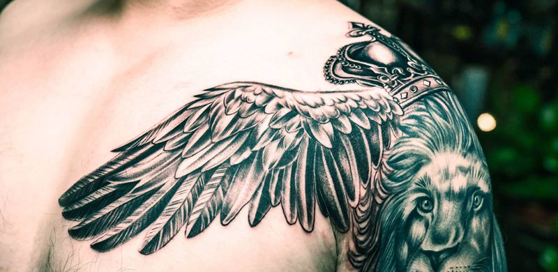 会飞的狮子王纹身图片_肩部背部欧美写实纹身图案