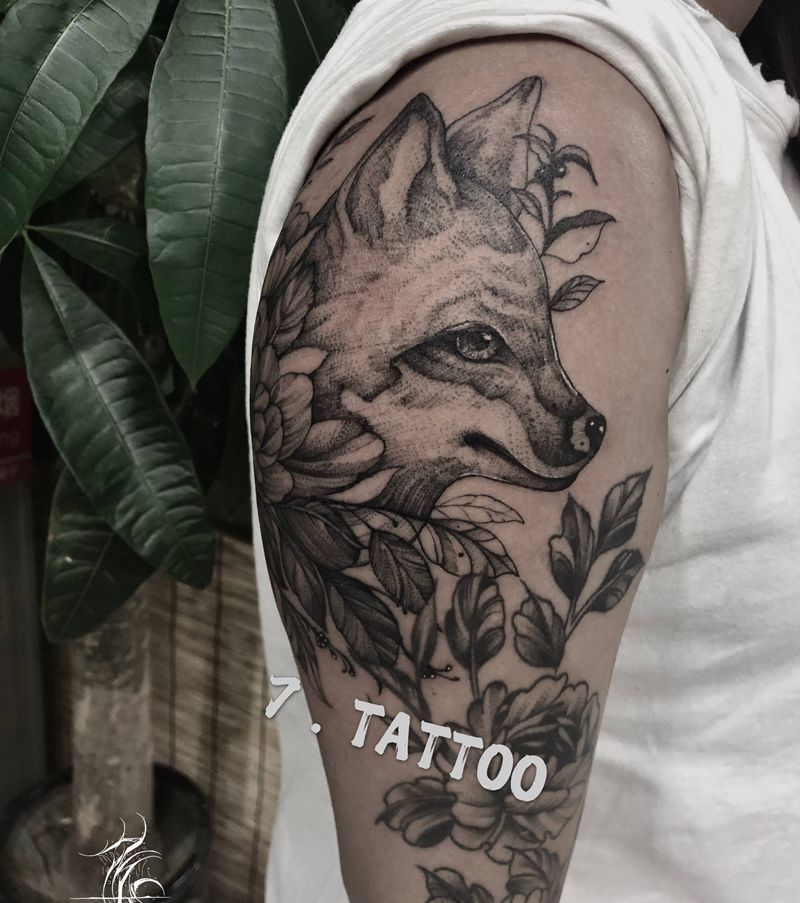 素花狐狸纹身图片_腿部手臂点刺狐狸素花纹身图案