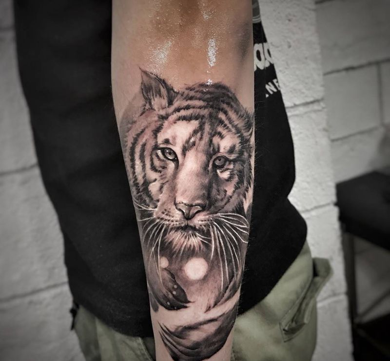 吊睛白额虎纹身图片_成品手臂手部欧美写实传统动物原创纹身图案