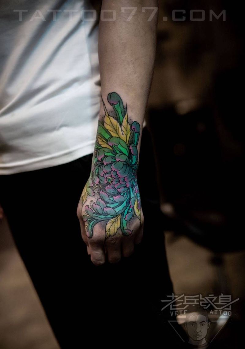 帅气的手背菊花纹身作品纹身图片_成品手部植物传统纹身图案