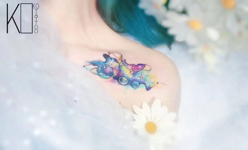 纹身修改纹身图片_肩部水彩星球宇宙星星纹身图案