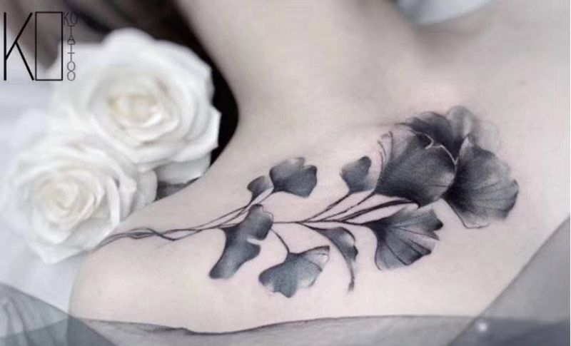 银杏叶纹身图片_胸部水墨水墨银杏叶遮盖纹身图案