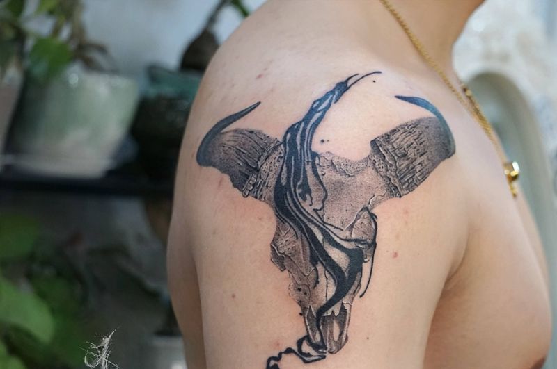 牛头骨纹身图片_肩部欧美写实点刺写实抽象纹身图案