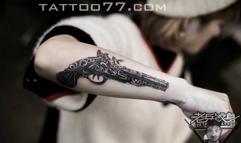 手部手枪纹身作品纹身图片_成品手部欧美静物纹身图案