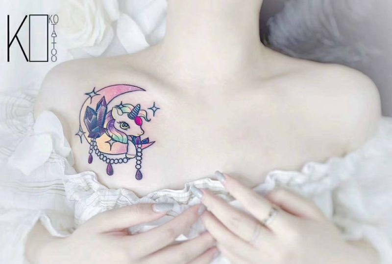 独角兽纹身图片_肩部Old SchoolNew School一人一图独角兽月亮纹身图案