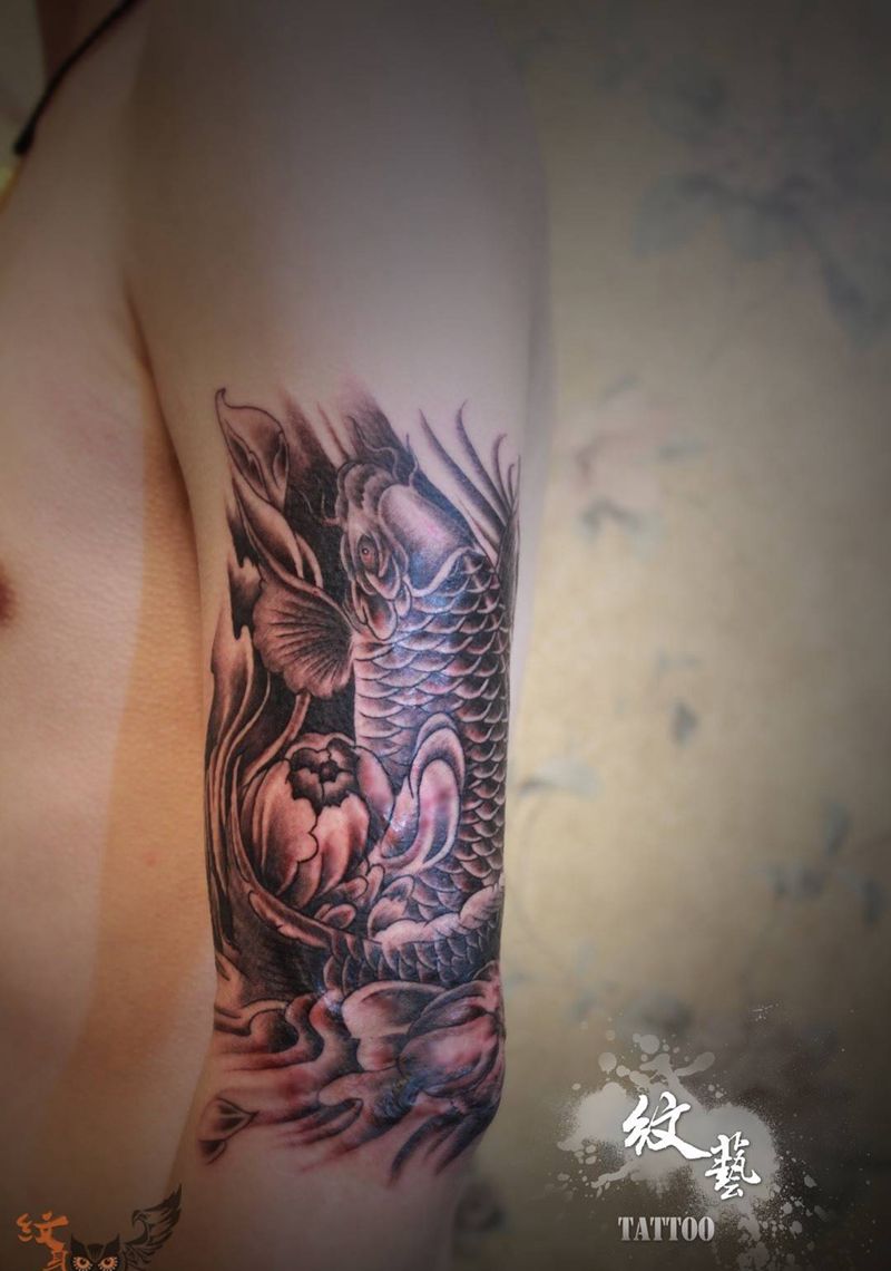 传统鲤鱼遮盖伤疤…纹身图片_成品手部传统动物纹身图案
