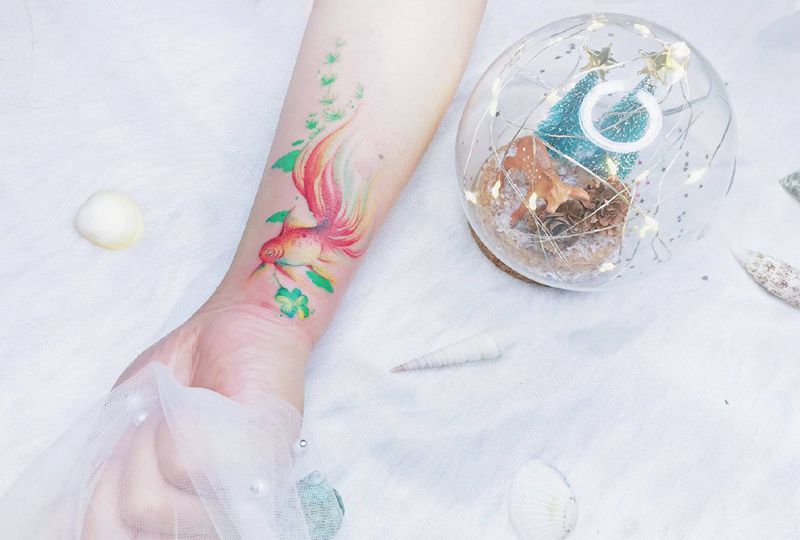 金鱼纹身图片_手臂水彩金鱼四叶草水彩纹身图案