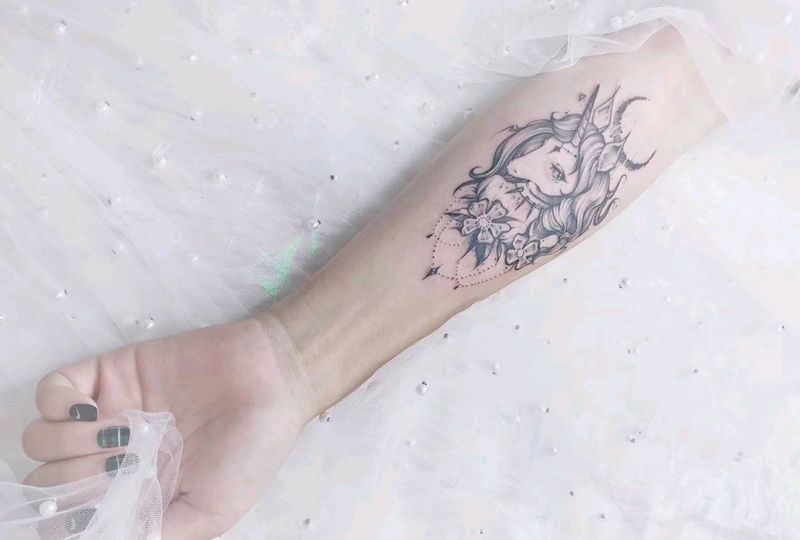 独角兽纹身图片_手部手臂点刺独角兽月亮吊坠纹身图案