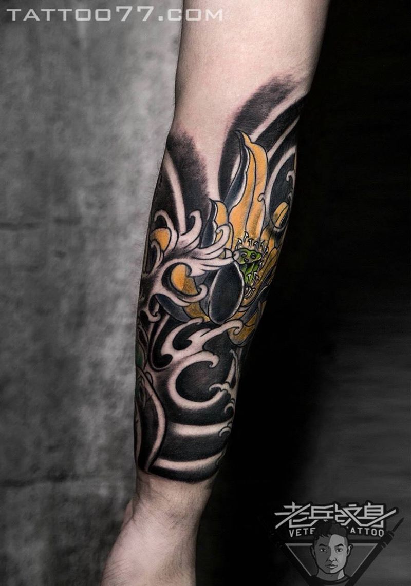 小花臂莲花鲤鱼纹身作品纹身图片_成品手部传统动物纹身图案