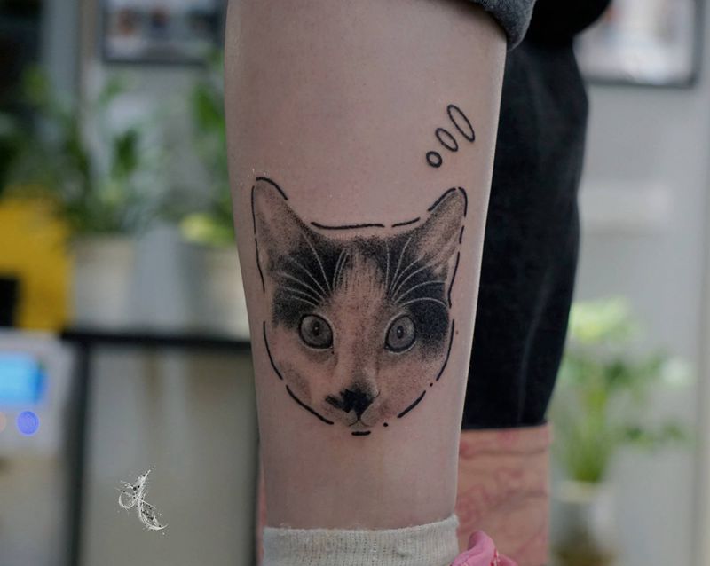 客人的猫纹身图片_腿部欧美写实纹身图案