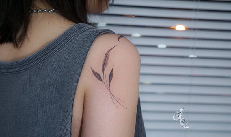 叶子纹身图片_肩部点刺叶子纹身图案