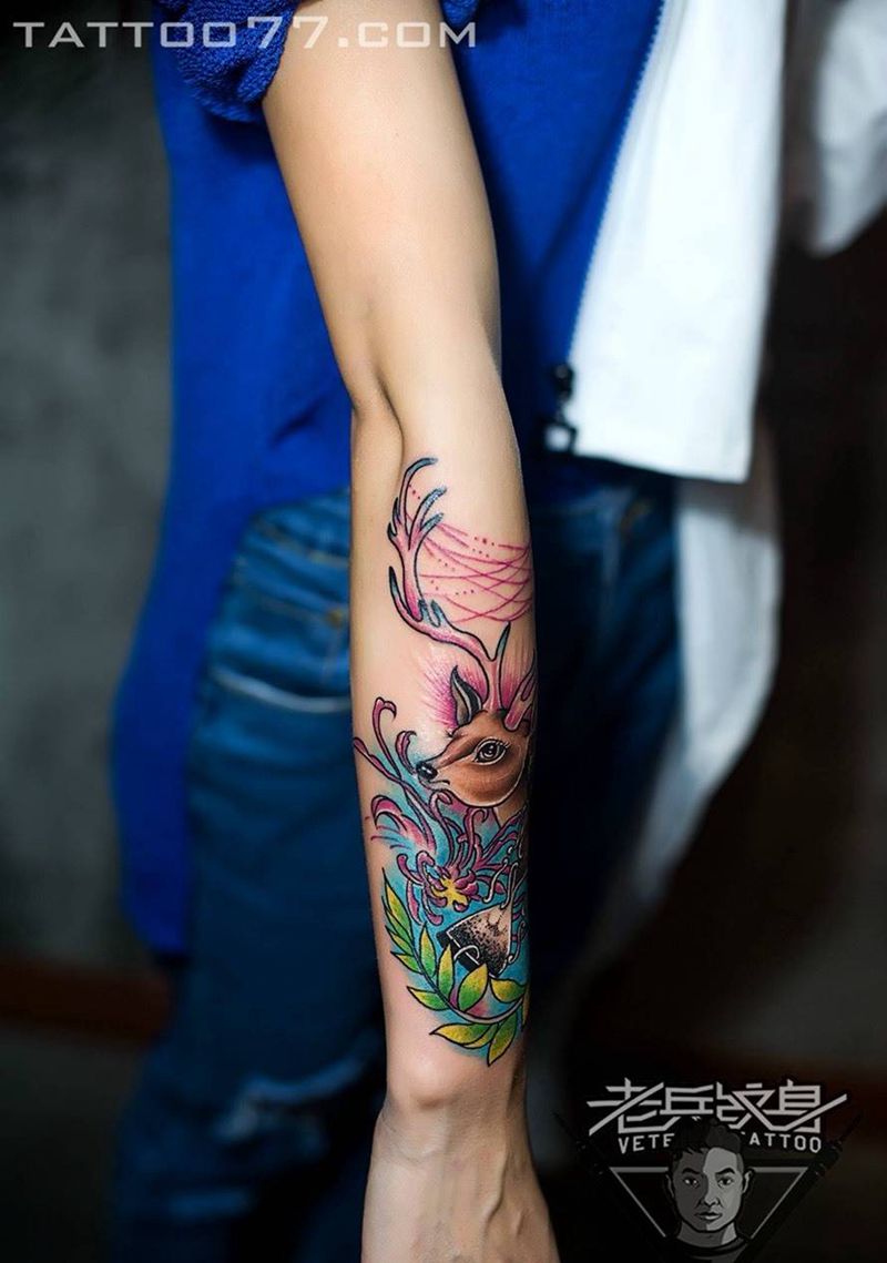 手部鹿纹身作品纹身图片_成品手部欧美动物清新植物纹身图案