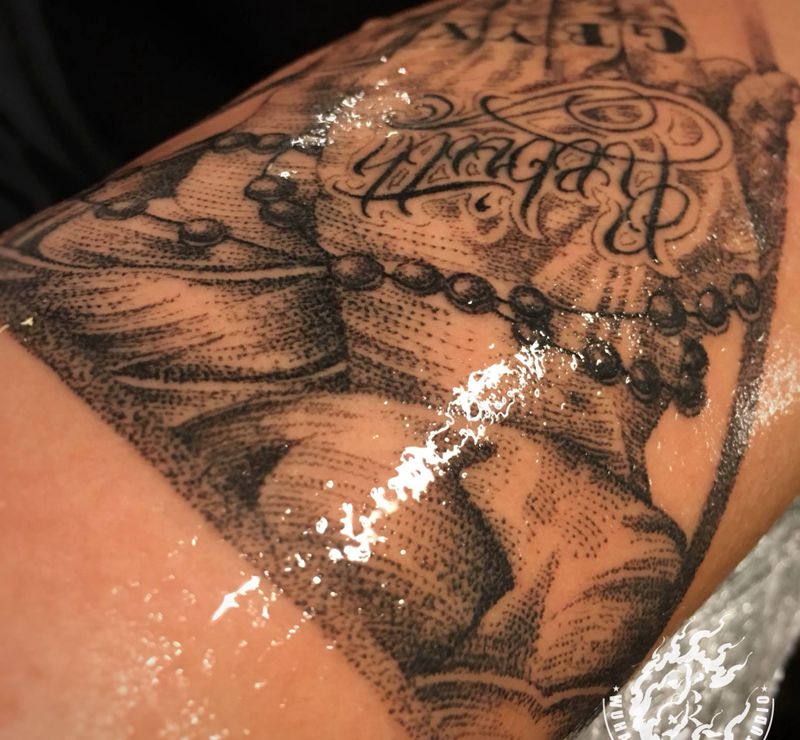 祈祷之手点刺纹身图片_手臂欧美写实点刺纹身图案