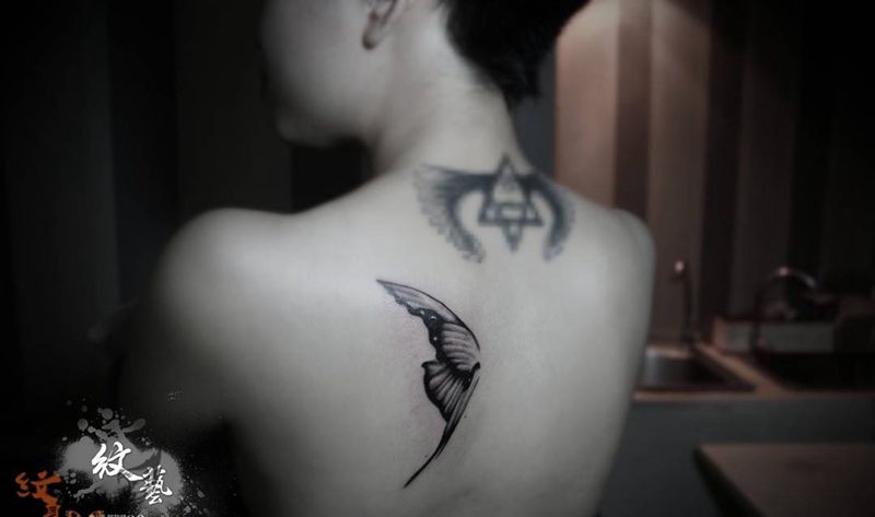 半蝶纹身图片