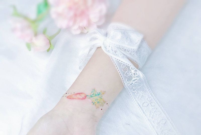 胡萝卜手环纹身图片_手臂水彩点刺胡萝卜手链定制设计纹身图案