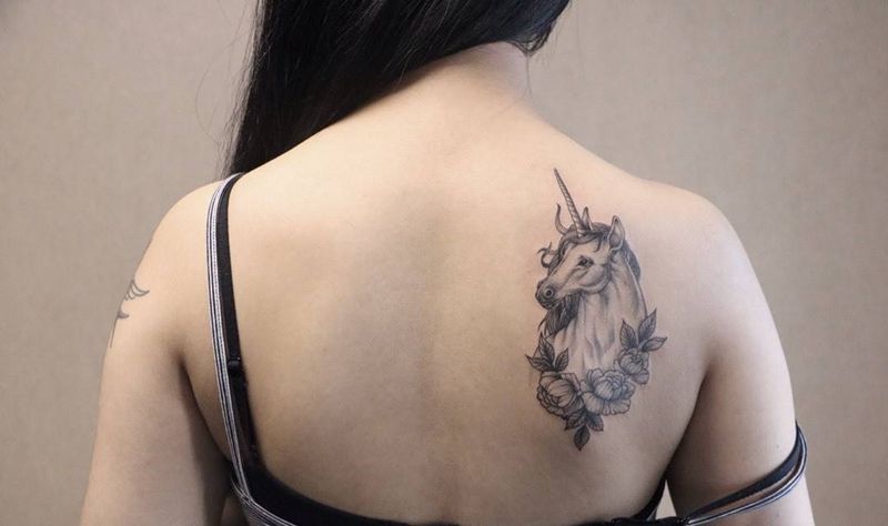 肩胛骨独角兽纹身图片_肩部小清新纹身图案