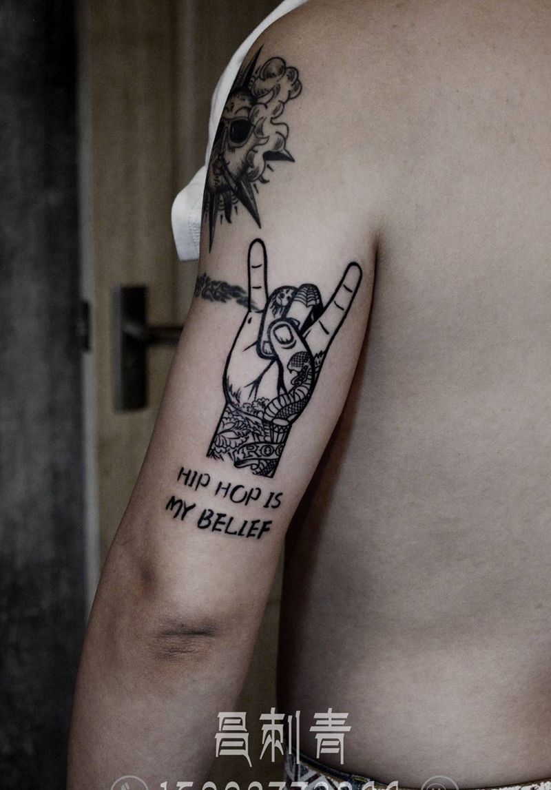 摇滚手势纹身图片