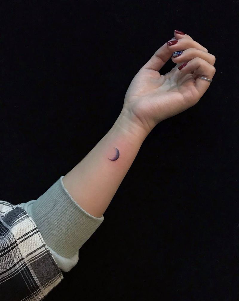 彩色月亮纹身图片_手臂手部水彩水墨小清新纹身图案