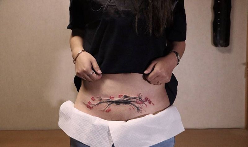 刨妇产疤痕遮盖纹身图片_腰部腹部水墨水彩小清新纹身图案