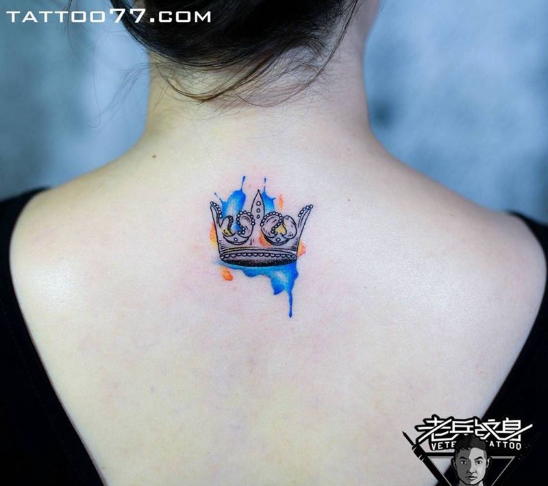 水彩皇冠纹身作品纹身图片_成品颈部清新静物纹身图案