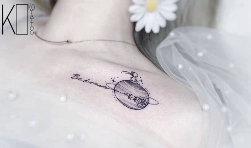 小星球纹身图片_肩部点刺星球小清新锁骨纹身图案