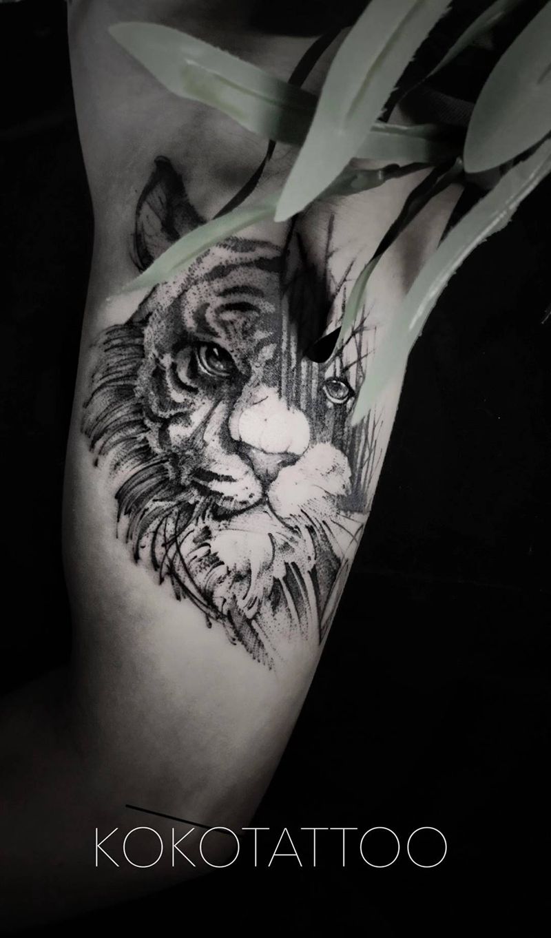 虎纹身图片_手臂点刺暗黑老虎大臂纹身图案