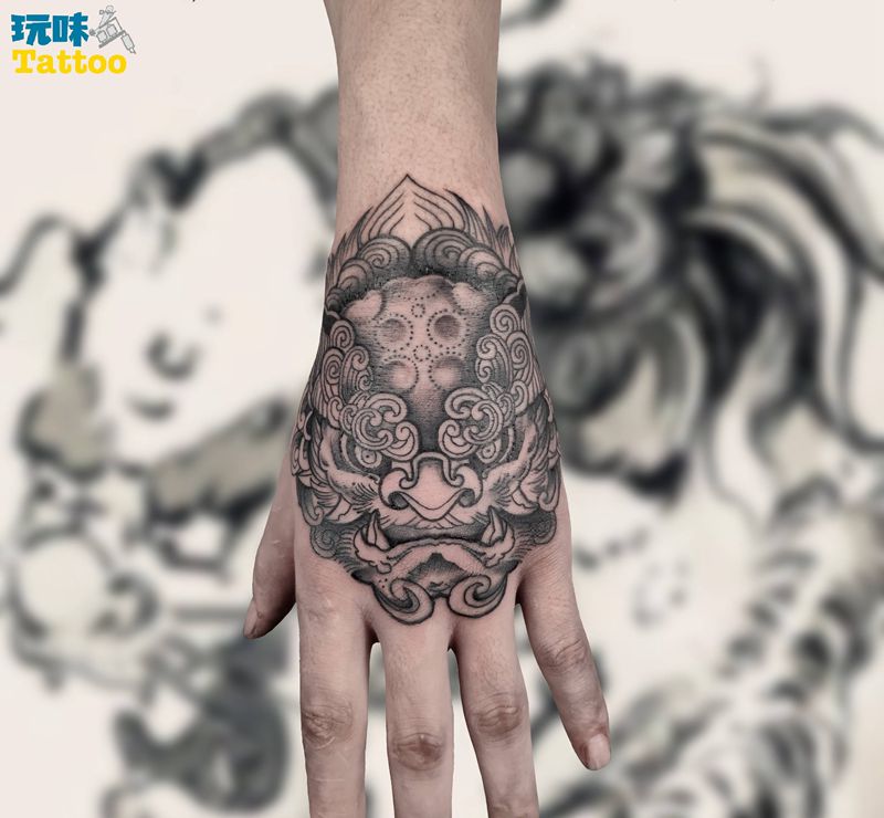 唐狮纹身图片_手部老传统纹身图案