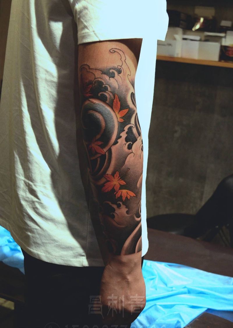 包小臂浪花枫叶纹身图片