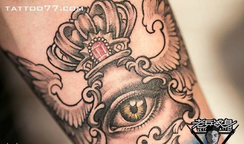 手部眼镜皇冠翅膀纹身作品纹身图片_成品手部欧美静物纹身图案