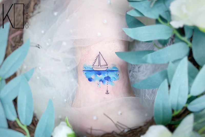 小帆船纹身图片_肩部水彩几何帆船海定制纹身图案