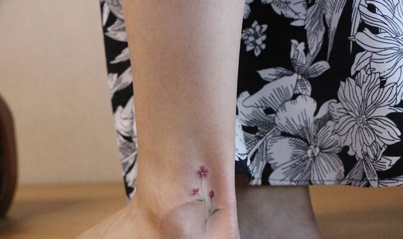 脚踝小花花纹身图片_脚部小清新纹身图案